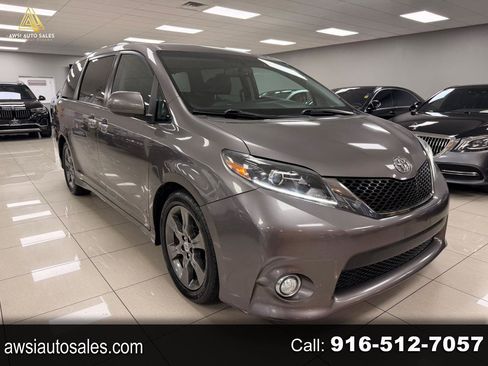 Used 2016 Toyota Sienna SE image 1