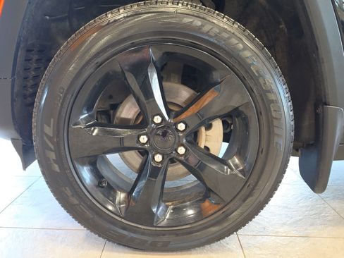 Used 2024 Jeep Grand Cherokee Altitude AWD/4WD image 13