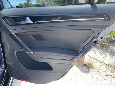 Used 2015 Volkswagen Golf 4-Door FWD image 32