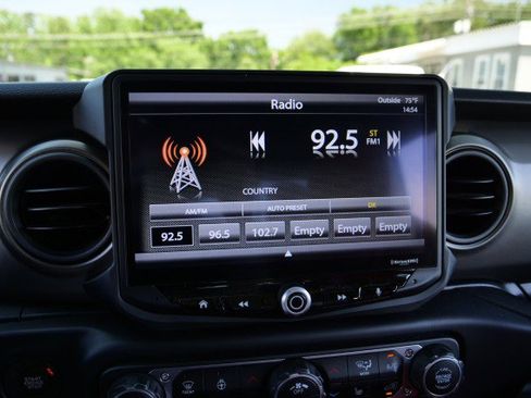 Used 2022 Jeep Gladiator Sport AWD/4WD image 15