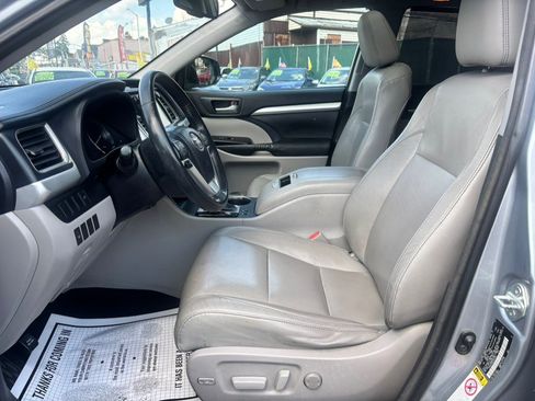 Used 2014 Toyota Highlander XLE AWD/4WD image 10