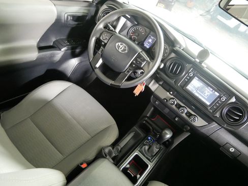 Used 2019 Toyota Tacoma SR w/ SR Convenience Package image 9