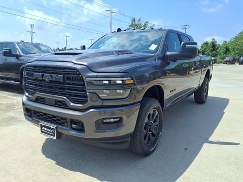New 2026 RAM 2500 Laramie AWD/4WD image 3