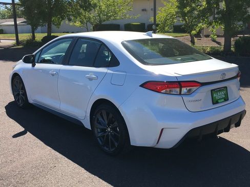 Used 2025 Toyota Corolla SE FWD image 4