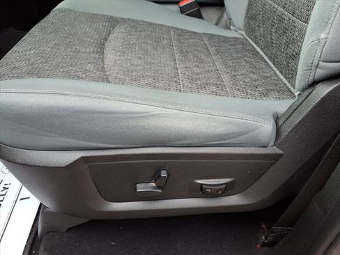 Used 2019 RAM 1500 Classic SLT w/ Luxury Group image 16