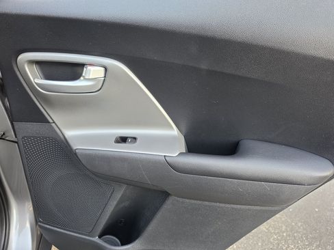 Used 2022 Kia Niro LX FWD image 17