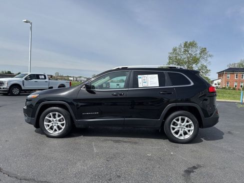Used 2017 Jeep Cherokee Latitude w/ Cold Weather Group FWD image 4