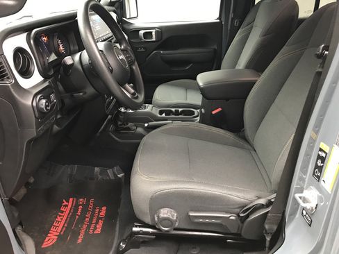Used 2024 Jeep Gladiator Sport AWD/4WD image 9