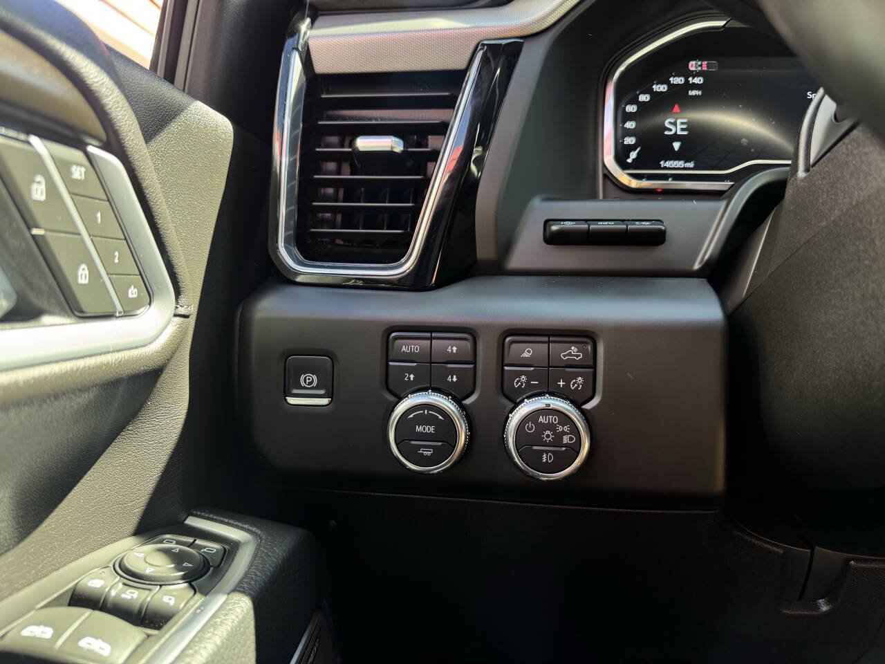 Used 2025 GMC Sierra 3500 Denali w/ Denali Reserve Package AWD/4WD image 23
