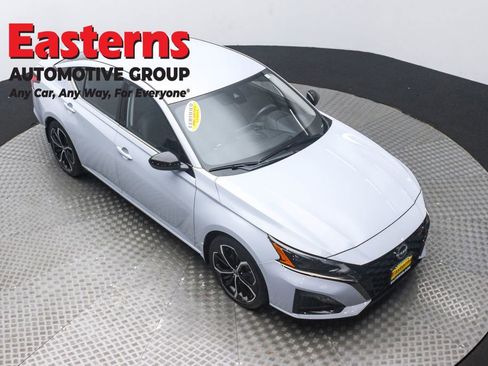 Used 2023 Nissan Altima 2.5 SR image 3