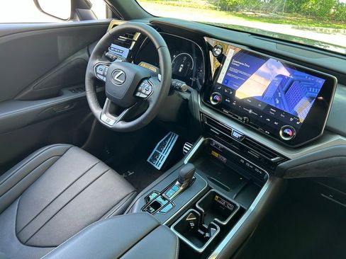 Used 2025 Lexus TX 500h AWD w/ Technology Package image 10