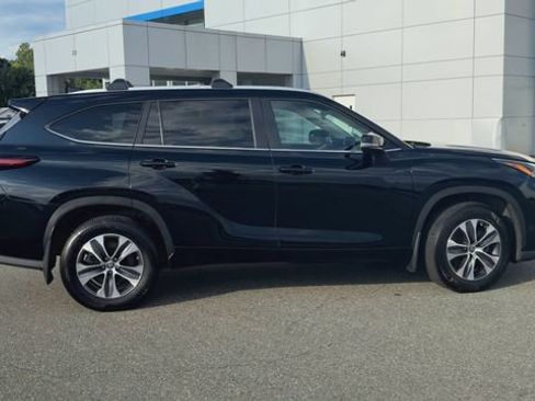 Used 2024 Toyota Highlander XLE AWD/4WD image 9