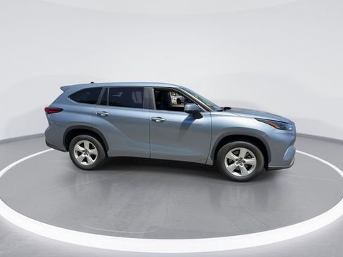 Used 2023 Toyota Highlander LE FWD image 9