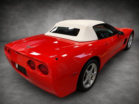 Used 2004 Chevrolet Corvette Convertible w/ Preferred Equipment Group RWD image 3