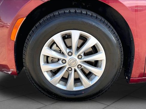 Used 2018 Chrysler Pacifica Touring-L FWD image 10