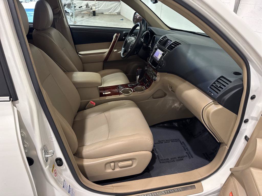 Used 2013 Toyota Highlander Limited AWD/4WD image 49