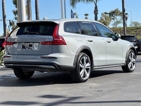 Certified 2025 Volvo V60 B5 Cross Country Plus image 5