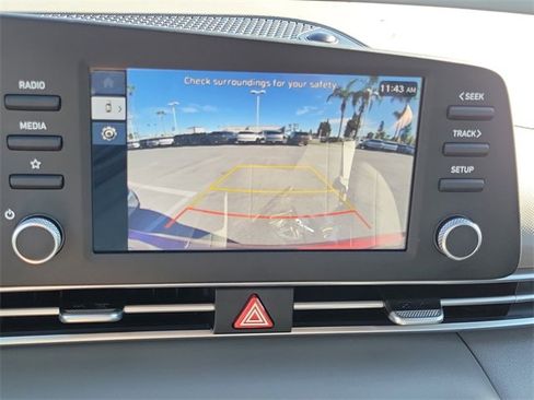 Used 2025 Hyundai Elantra SE image 11