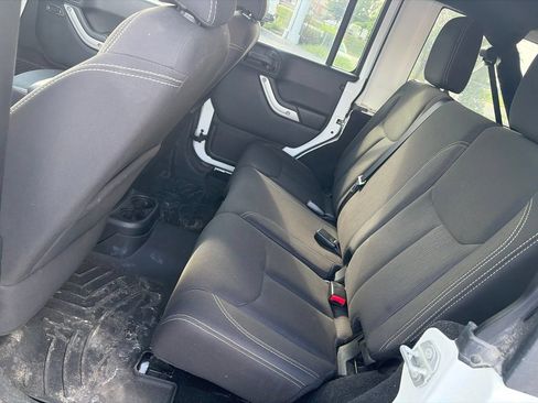 Used 2016 Jeep Wrangler Unlimited Rubicon w/ Connectivity Group AWD/4WD image 10