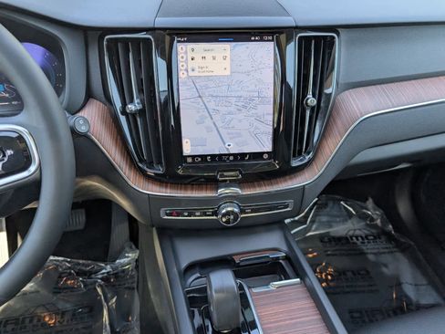 Used 2023 Volvo XC60 B5 Plus image 17