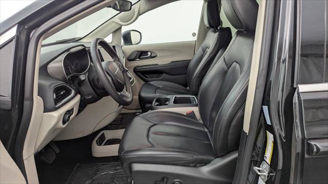 Used 2023 Chrysler Pacifica Touring-L FWD image 14