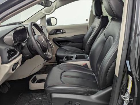 Used 2023 Chrysler Pacifica Touring-L FWD image 14