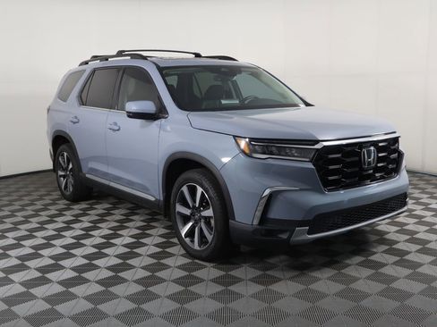Certified 2023 Honda Pilot Touring image 3