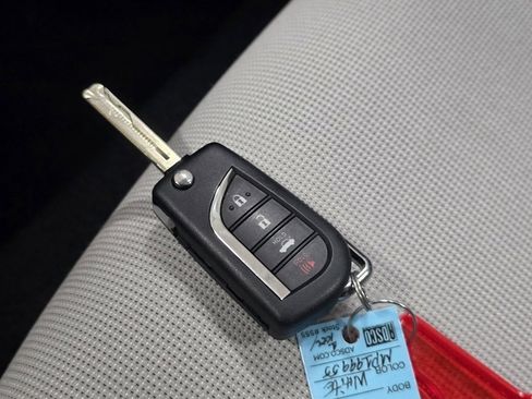 Used 2021 Toyota Corolla LE image 32