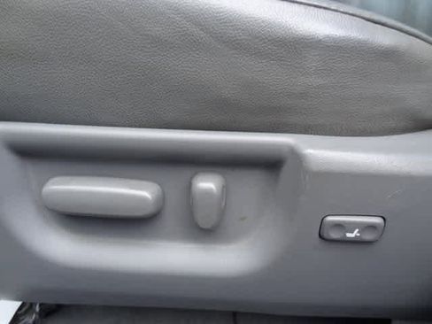 Used 2011 Toyota Tundra 4x4 CrewMax image 9