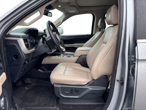 Used 2023 Ford Expedition XLT image 14