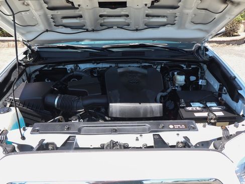 Used 2016 Toyota Tacoma TRD Sport image 11