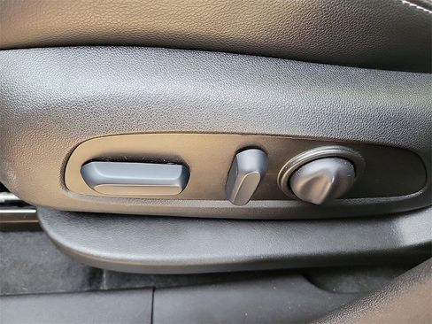 Used 2024 GMC Terrain SLT w/ Tech Package image 16