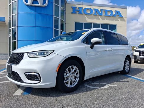 Used 2023 Chrysler Pacifica Touring-L image 1