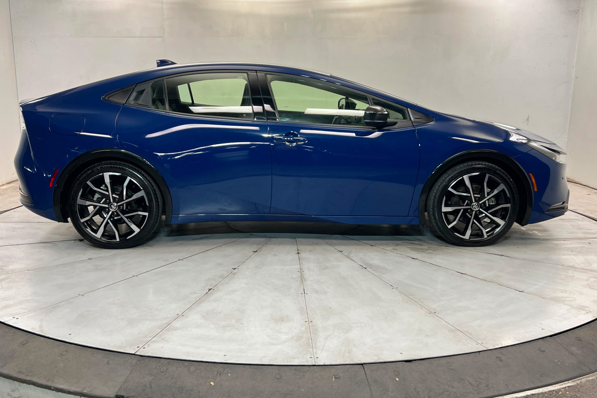 Certified 2025 Toyota Prius Plug-In Hybrid FWD image 7