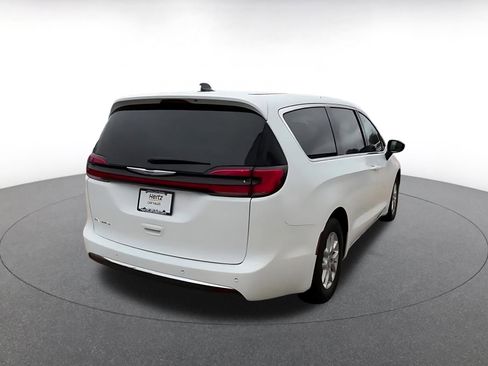 Used 2025 Chrysler Pacifica Select image 14