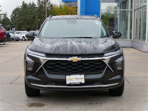 Used 2024 Chevrolet Trax LT image 2