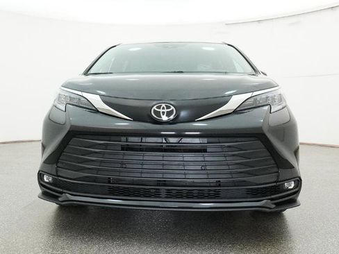 New 2026 Toyota Sienna XLE FWD image 6