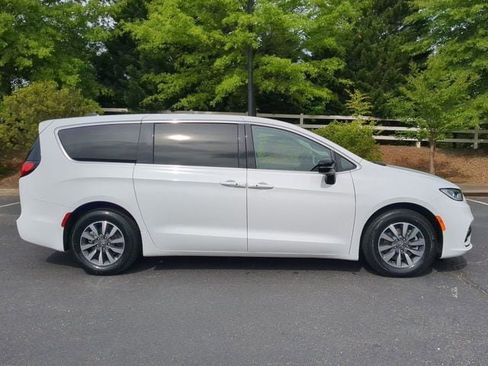 Used 2024 Chrysler Pacifica Limited FWD image 3