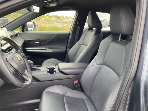 Used 2022 Toyota Venza XLE image 10