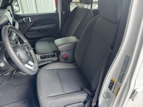 Used 2025 Jeep Wrangler Sahara image 33