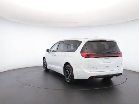 Used 2022 Chrysler Pacifica Touring-L w/ S Appearance Package image 31