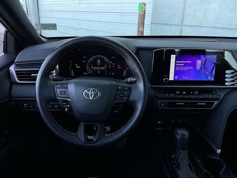Used 2025 Toyota Camry SE image 14