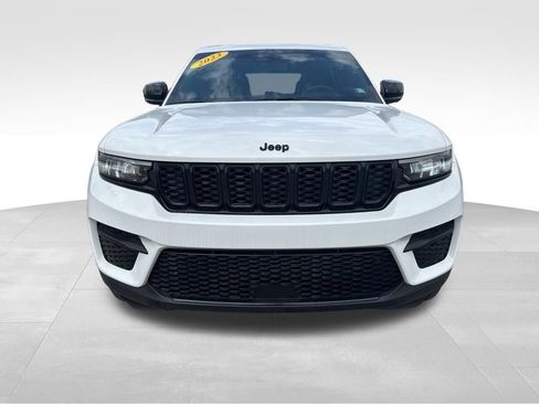 Used 2023 Jeep Grand Cherokee Altitude AWD/4WD image 5