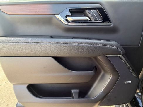Used 2025 GMC Yukon Denali AWD/4WD image 17