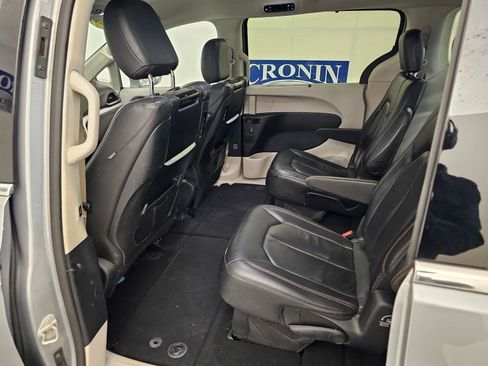 Used 2020 Chrysler Pacifica Touring-L Plus image 33