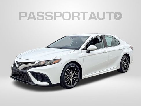 Used 2022 Toyota Camry SE image 1