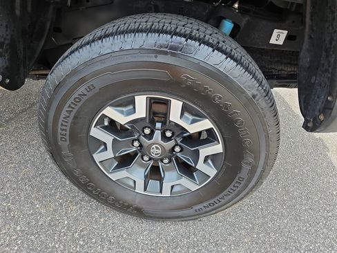 Used 2016 Toyota Tacoma TRD Off-Road w/ Premium & Technology Package AWD/4WD image 31