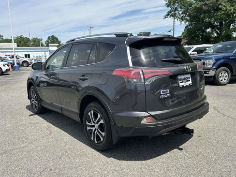 Used 2018 Toyota RAV4 LE AWD/4WD image 4