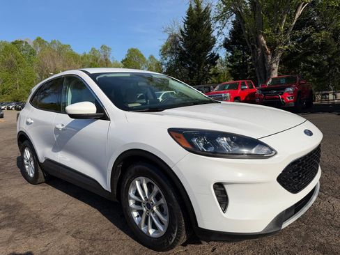 Used 2021 Ford Escape SE image 3