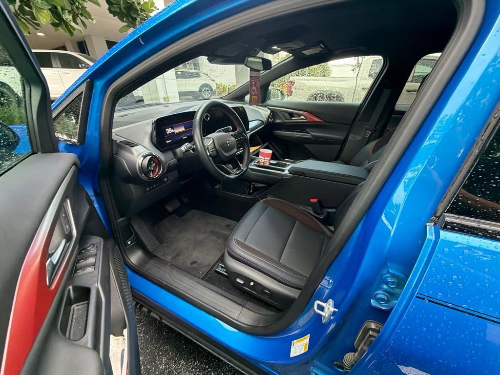 Certified 2025 Chevrolet Equinox EV RS FWD image 6